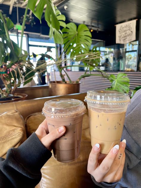 Essen, Iced Coffee Coffee Shop, Iced Coffee Shop Aesthetic, Coffee Asethics, Vision Board Coffee, Coffee Drink Aesthetic, Ice Coffee Aesthetic, Coffee Shop Drinks, Summer Iced Coffee