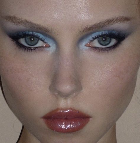 Blue Eyeshadow Makeup, Disco Makeup, 90s Makeup Look, Maquillage On Fleek, Blue Makeup Looks, 80s Makeup, 90s Makeup, Ethereal Makeup, Dope Makeup