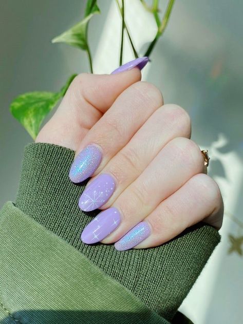 Icy Purple Nails, Lavender Snowflake Nails, Purple Nails With Snowflakes, Lilac Winter Nails, Light Purple Winter Nails, Winter Pastel Nails, Iridescent Christmas Nails, Lilac Christmas Nails, Purple Nails Christmas