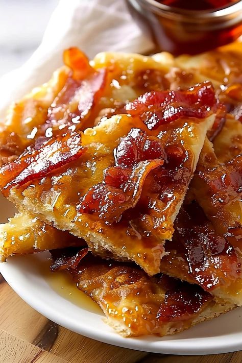 Once you try maple bacon crack, you'll be instantly hooked! This savory, sweet snack is impossible to resist! Bacon Finger Food Ideas, Maple Bacon Crescent Rolls, Bacon Candy, Bacon Jam Appetizer Snacks, Manly Snacks, Snacks With Bacon, Saturday Snack Ideas, Maple Bacon Crackers, Inn Recipes