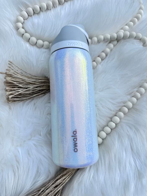 Custom Shy Marshmallow Owala with transparent glitter Iridescent Water Bottle, Shy Marshmallow Owala, Air Up Water Bottle Aesthetic, 32 Oz Owala, Alola Water Bottle, Water Bottle Owala, Owala Color Names, Preppy Owala Water Bottle, Pretty Owalas