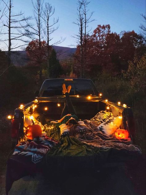 Backyard Date Night Ideas Romantic, Cabin Date Night Ideas, Trunk Bed Date, Truck Bed Date, Country Relationship Goals, Country Dates, Country Relationships, Halloween Date, Dream Dates