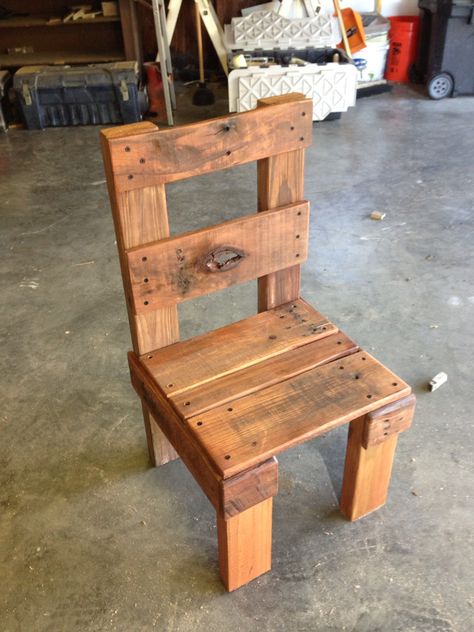 Nathan's lil pallet chair. Scrap Wood Chair, Pallet Chairs Indoor, Diy Wooden Chair, Small Wooden Chair, Diy Kids Chair, Projects To Make And Sell, 2x4 Wood Projects, Diy Kids Furniture, Pallet Chair