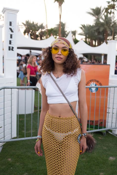 Need summer music festival outfit ideas? Take note from the best Coachella outfits from 2016 perfect for your next concert outfit or day at the park: Coachella Maxi Skirt Outfit, Coachella Style 2023, Coachella Set Up, Chill Coachella Outfits, Summer Boho Chic Outfits, Festival Wear 2023, Beach Festival Makeup, 2023 Coachella Fashion, 2023 Festival Fashion