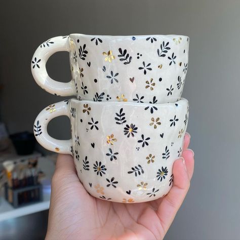 Pottery Painting Ideas Mugs, Ceramic Mug Painting Ideas, Pottery Painting Mug, Clay Cafe, Mug Painting, Ceramics Pottery Mugs, Diy Pottery Painting, Sarah Louise, Color Me Mine