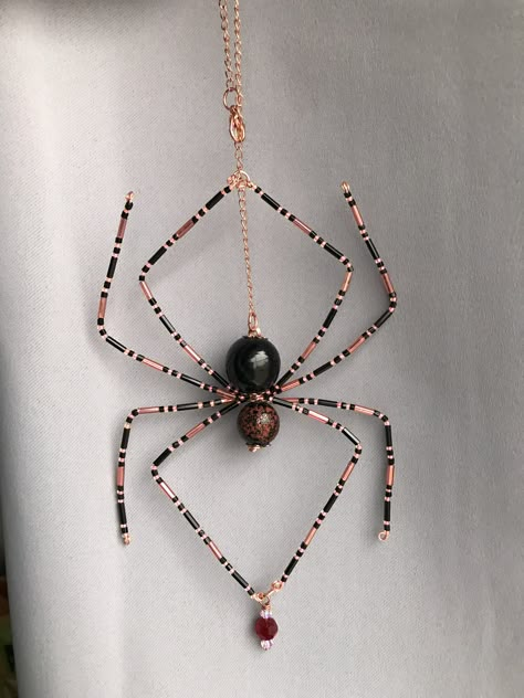 Spider w closed legs Wire And Bead Spider Diy, Beaded Spider Web Tutorial, Diy Beaded Spiders How To Make, Bead Spiders How To Make, Spider Legs Diy, Beaded Spider Tutorial, Beaded Spiders How To Make, Wire Wrapped Spider, Spider Beads