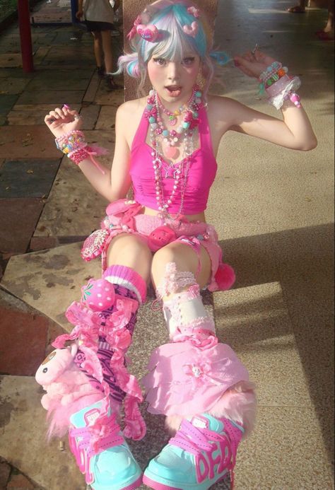 Decora Fashion Outfits Simple, Harajuku Fashion Women, Decora Style Art, Y2k Hyperpop Fashion, Candyland Outfit Ideas, Harajuku Poses, Harajuku Outfits Kawaii, Gyaru Kei Fashion, Harajuku Fashion Dti