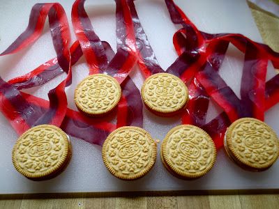 Gold Medal cookies... EFFIN BRILLIANT (Life is Better Messy Anyway: 2012 Olympic Games!) Olympic Snacks, Vbs Olympics, Winter Olympics Activities, Chip Dips, Olympic Games For Kids, Olympic Idea, Olympic Crafts, Olympics Activities, Gymnast Birthday Party