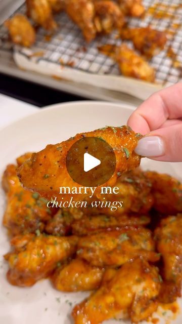 Jamie Milne on Instagram: "these chicken wings are so good- they get the title of marry me chicken wings! so be careful who you make them for 🙃 my two best tips for chicken wings is adding cornstarch to your seasonings to get them crispy, and baking them on a wired rack! find the recipe below for my hot honey buffalo marry me chicken wings below, enjoy xx   Hot Honey Buffalo Marry Me Chicken Wings  Serves 4  Chicken Wings 1 lb chicken wings  1 tsp old bay 1 tsp kosher salt 1 tsp black pepper  1 tsp onion powder 1 tsp garlic powder  1 tsp paprika  1/2 tsp cayenne  1 tbsp olive oil  1 tbsp cornstarch   Hot Honey Buffalo Sauce  1 stick of unsalted butter  1/2 cup hot sauce  1/2 tsp salt  1/2 tsp garlic powder  1/4 cup honey  a few dashes of Worcestershire   Garnish  2 tbsp honey  salt & a fe Chicken Wings Presentation Ideas, Christmas Chicken Wings, Chick Wings Recipes, How To Make Hot Wings, Seasoning For Chicken Wings, How To Make Chicken Wings, Hot And Honey Wings, Chicken Wings Appetizers, Honey Buffalo Chicken Wings