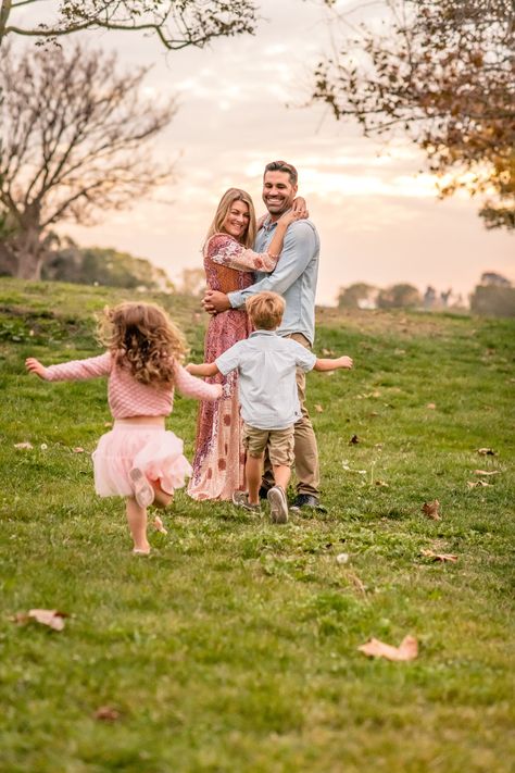 Family Pictures No Faces, Family 4 Poses, Family Photos Poses For 4, Family Picture Poses Family Of 5, Family Photo Poses Outdoor Family Of 4, Flower Farm Photoshoot Family, Family Photoshoot 4 Kids, Family Picture Inspiration, Family Photoshoot Of 4