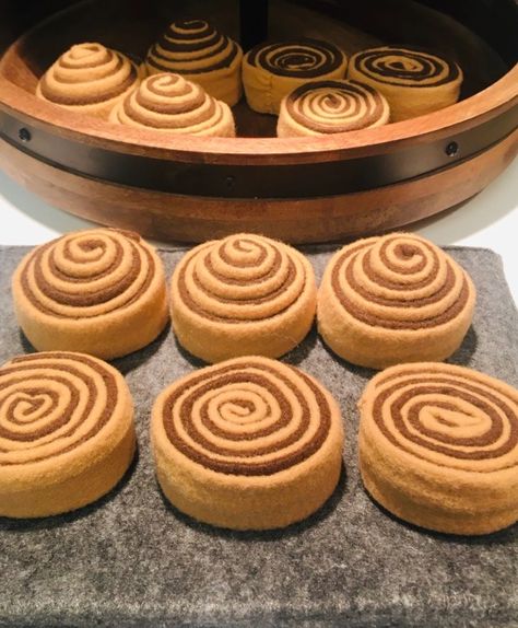 Felt Cinnamon Rolls Baked Unbaked and Removable - Etsy Felt Cinnamon Rolls Diy, Felt Food Toys, Felt Bakery Food, Felt Cinnamon Rolls, Easy Felt Food, Felt Pastries, Felt Christmas Cookies, Diy Felt Food, Frosting Piping