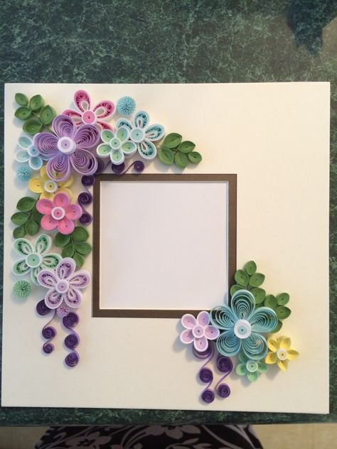 Quilled frame Quiling Paper Art Photo Frame, Paper Quilling Poodle, Quilling Frames Ideas, Quilling Box Ideas, Unique Photo Frame Ideas Creative, Quilling Ideas Unique, Quilled Frames, Quilling Art Unique, Quilling Frames