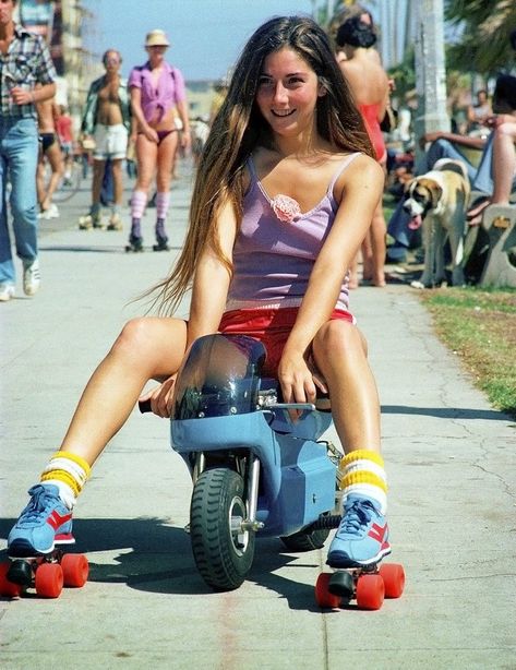 Skater Chick, Venice Beach Boardwalk, Roller Skating Outfits, Retro Skater, Roller Skaters, Roller Girl, Scooter Girl, Soul Sister, Skating Outfits