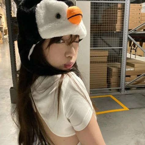 Muka Lelaki, Penguin Hat, Kore Ulzzang, 사진 촬영 포즈, Foto Ideas Instagram, Discord Server, Cute Poses, Cute Selfie Ideas, Pretty Selfies