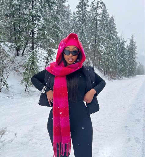 Black Women Snow Outfits, Aspen Colorado Black Women, Snow Pics Instagram Aesthetic, Snow Pics Instagram Baddie, Outfits For Denver Colorado Fall, Ski Trip Black Women, Snowsuit Outfit Black Women, Ski Outfits For Women Black, Winter Aesthetic Black Woman