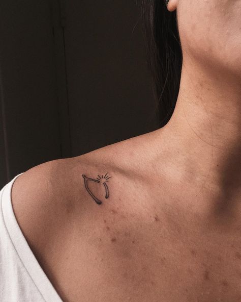 sze on Instagram: “for deb; a wishbone in the nook of her shoulder. it was super lovely meeting you, hope your now slightly luckier right hand does you good…” Tiny Wishbone Tattoo, Wishbone Tattoo Placement, Wishbone Tattoo Meaning, Wish Bone Tattoo, Wishbone Tattoo, Tattoo Fixes, Wish Bone, Bone Tattoo, Bone Tattoos