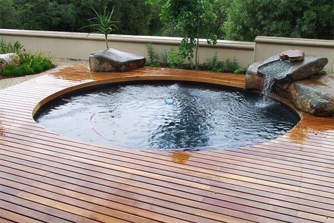 Piscina Diy, Tank Swimming Pool, Kleiner Pool Design, Stock Tank Pool Diy, Oberirdische Pools, Relaxing Backyard, Hot Tub Deck, Small Swimming Pools, Hot Tub Backyard