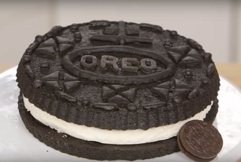 Giant Oreo Cake, Oreo Cookie Cake, Oreo Birthday Cake, Oreo Cookie Recipes, Popsugar Food, Oreo Recipes, Cookie Cake Recipe, Copycat Restaurant Recipes, Oreo Cookie