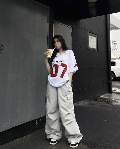 @iammun___ Jersey Outfit Korean, Baseball Jersey Outfit Women Fashion, Skate Outfit Men, Sports Shirt Outfit, Baseball Jersey Outfit Women, Parachute Pants Outfit, Baseball Jersey Outfit, Skate Outfit, Y2k Jersey