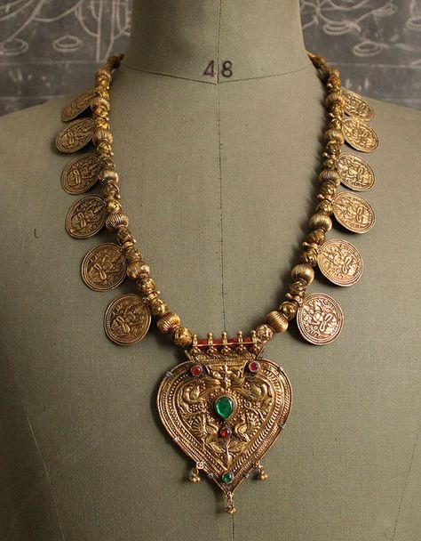 Addikai Necklace, Long Necklaces Gold, Kasu Necklace, Flower Pearl Necklace, Gold Coin Jewelry, Couples Necklace, Antique Necklaces Design, Antique Gold Jewelry Indian, Temple Jewelry