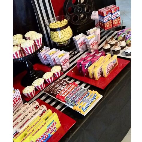 Hollywood Theme Party Food, Movie Theater Themed Party, Movie Theater Birthday Party Ideas, Movie Night Concession Stand, Night Party Decorations, Movie Night Party Decorations, Movie Theater Party, Birthday Movie Night, Deco Cinema