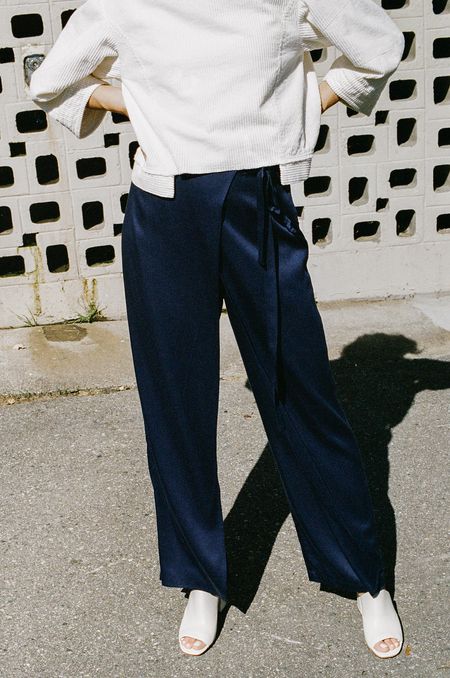 Blue Pants Summer Outfit, Blue Silk Pants Outfit, Navy Silk Pants Outfit, Navy Satin Pants Outfit, Navy Dress Outfit Casual, Blue Satin Pants Outfit, Midnight Blue Outfit, Silk Pants Outfit, Satin Pants Outfit