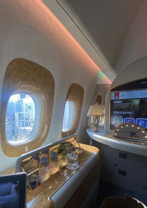 Business Class Flight, Dubai Vacation, Airplane Photography, Aircraft Interiors, Luxury Lifestyle Fashion, Rich Girl Lifestyle, Pinterest Room Decor, Dubai City, Galaxy Phone Wallpaper