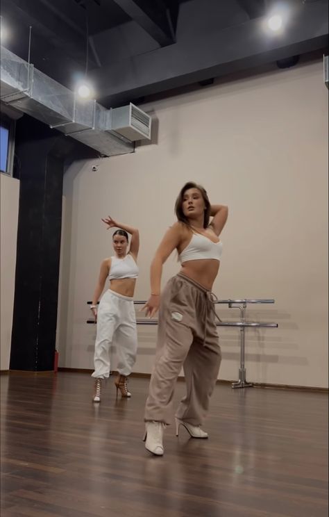 Dance At Home Aesthetic, Women Dancing Aesthetic, Video Filming Aesthetic, Dance Student Aesthetic, Commercial Dance Outfit, Dancer Aesthetic Jazz, Dance Aesthetic Outfits, Dancers Aesthetics, Dancer Aesthetic Outfit