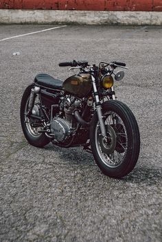 Yamaha Xs 650. Low, firestone-clad brat bike, with a glossy brass patina tank Sp2 Vw, Estilo Cafe Racer, Yamaha 650, Brat Motorcycle, Xjr 1300, Brat Bike, Yamaha Xs650, Мотоциклы Harley Davidson, Moto Scrambler