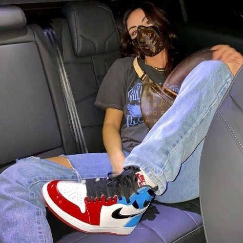 Style Air Jordan Chicago Outfit, Air Jordan Chicago, Jordans Men, Jordan 1 Fearless, Women Jordans, Jordans Outfit, Girls Basketball Shoes, Air Jordan 1 Outfit, Chicago Outfit