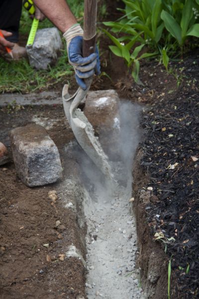 Cobblestone Edging Driveway, Cobblestone Sidewalk, Stone Garden Edging, Cobblestone Edging, Brick Landscape Edging, Stone Hardscape, Rock Edging, Granite Edges, Driveway Edging