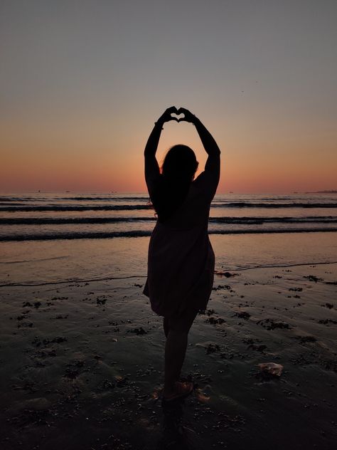 Beach Pics For Chubby, Plus Size Beach Photoshoot Poses, Beach Poses For Chubby Women, Chubby Beach Pose, Pose In Beach, Morning Beach Pictures, Plus Size Photoshoot Ideas, Plus Size Beach Photoshoot, Sunrise Poses