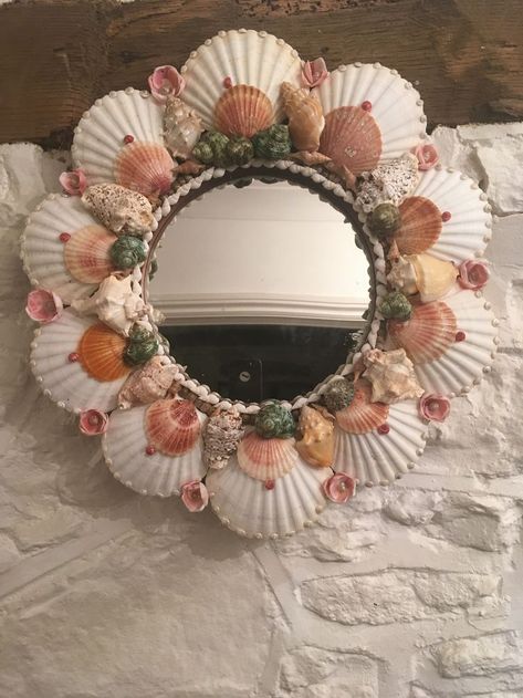 Diy Clam Shell Crafts, Shell Mirror Ideas, Diys With Seashells, Diy Sea Shell Crafts Seashell Art, Sea Shell Diy Crafts, Sea Shells Art, Sea Shell Crafts Diy Decor, Diy Sea Shell Crafts, Shell Mirror Diy