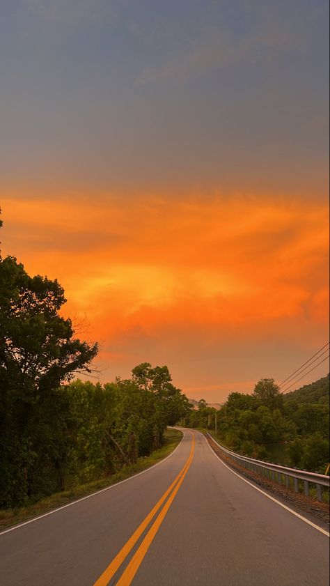 Sunset In Tennessee, Vibey Aesthetics Wallpaper, Road Sunset Aesthetic, Driving Sunset Aesthetic, Aesthetic Road Pictures, Sunset Drive Aesthetic, Aethstetic Pictures, Tennessee Pictures, Sunset On The Road