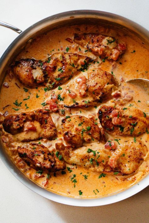 Creamy Tuscan Chicken Recipe, Marry Me Chicken Recipe, Tuscan Garlic Chicken, Chicken Crockpot Recipes Easy, Marry Me Chicken, Pasta Casera, Parmesan Sauce, Tuscan Chicken, Skillet Chicken