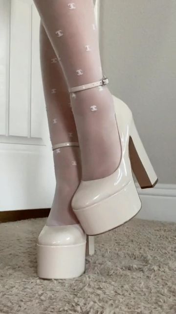 Shoes For Tight Dresses, White Shoes Dress, Cute Platform Shoes Outfit, Arminarshe Outfits, Shoes For Prom Heels, Wedding Platform Shoes, Dream Shoes Heels, Steve Madden Heels Outfit, Cute Heels For Prom