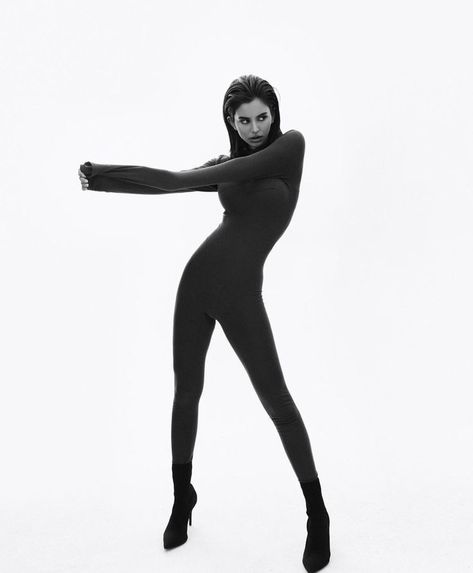 Bodysuit Photoshoot Ideas, Model Photoshoot Poses, Vogue Poses, Mode Poses, High Fashion Poses, Fashion Model Poses, Studio Photography Poses, Standing Poses, Model Inspo