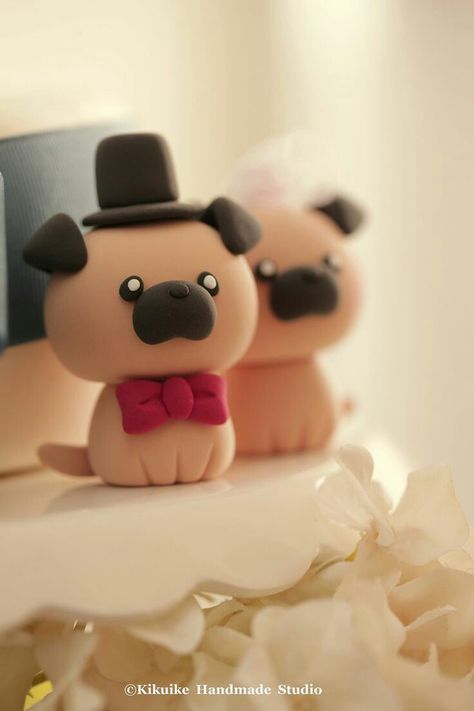 Pug Cakes, Pug Wedding, Handmade Wedding Cake Toppers, Crea Fimo, Polymer Clay Kawaii, Polymer Clay Figures, Tanah Liat, Polymer Clay Animals, Polymer Crafts