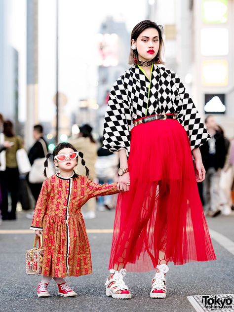 Mother-and-daughter duo in color-coordinated street fashion with kimono top and Converse sneakers. Haute Couture, Japan Street Fashion, Harajuku Street Style, Japan Fashion Street, Harajuku Street, 일본 패션, Harajuku Fashion Street, Streetwear Inspo, Korean Fashion Outfits