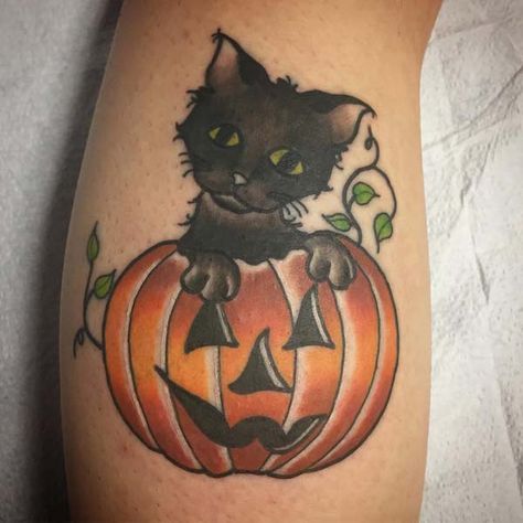 Kitty Hiding in a Pumpkin #Halloween #tattoos #trendypins Pumpkin Tattoos, Traditional Tattoo Halloween, Vintage Halloween Cat, Cute Halloween Tattoos, Lantern Tattoo, Pumpkin Tattoo, Witches Familiar, Black Cat Tattoos, Spooky Tattoos