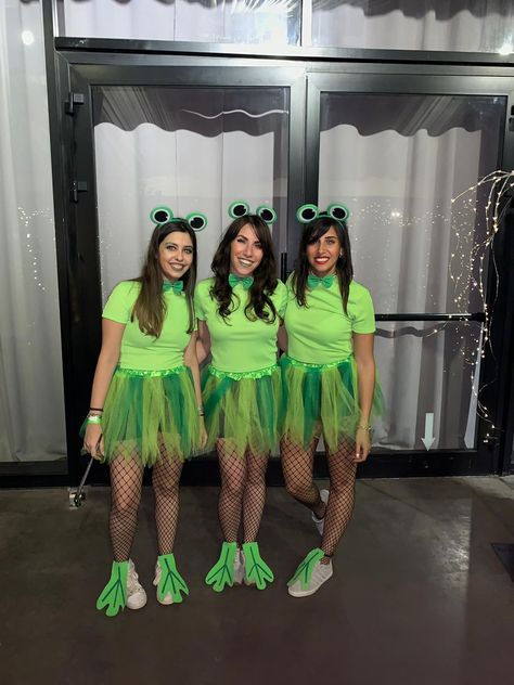 Toad Costume Diy Women, Frog Costumes Diy, Frog Costume Aesthetic, Frog Costume Women, Kermit The Frog Costume For Women, Frog Diy Costume, Diy Frog Costume, Homemade Frog Costume, Kermit The Frog Costume