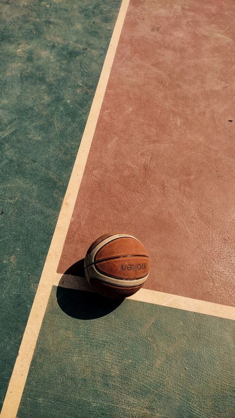 Basketball Vintage Aesthetic, Vintage Nba Aesthetic Wallpaper, Slam Cover Wallpaper, Basketball Court Wallpaper Aesthetic, Old Basketball Aesthetic, Vintage Basketball Aesthetic Wallpaper, Vintage Basketball Aesthetic Room, Sports Wallpaper Aesthetic, Basketball Field Aesthetic