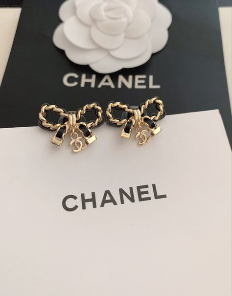 Ethereal Jewelry, Designers Jewelry Collection, Jewelry Chanel, Pretty Jewelry Necklaces, Earrings Aesthetic, Fancy Jewellery Designs, Chanel Earrings, Classy Jewelry, Chanel Jewelry