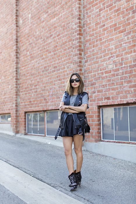 Biker Chic in a Black Moto Vest Biker Vest Outfit, Moto Vest, Style Inspiration Edgy, Black Leather Vest, Vest Outfit, Black Moto Jacket, New Street Style, Biker Vest, Biker Chic