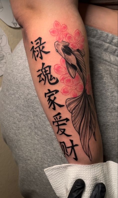 Soul Art Tattoo, Japanese Tattoos Black Women, Tattoo Ideas Female On Side Of Stomach, Jappenes Art Tattoo, Japanese Koi Fish Tattoo Women, Koi Fish Forearm Tattoo Women, Tattoos For Women Koi Fish, Koi Fish Tattoo Women, Koi Fish Tattoo Black Women