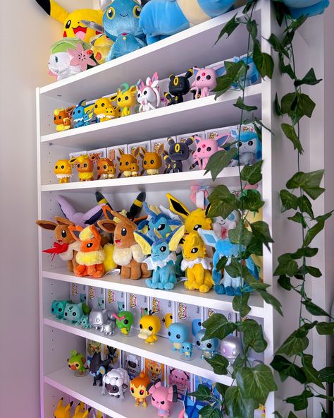 shelfie sunday 𓏲 ๋࣭ ࣪ ˖🎀 I hope you’re having a beautiful weekend friends! 🫶🏻 #pokemon #pokemoncollection #funkopops #pokemonfunko #pokemonplush #eeveelutions #eevee Pokemon Collection Display Ideas, Pokemon Gaming Room, Pokemon Bedroom Decor, Girls Pokemon Bedroom, Pokemon Room Ideas Bedrooms, Pokemon Game Room, Pokemon Decorations Bedroom, Pokemon Shelf, Pokémon Display