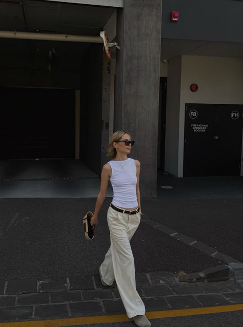 Summer Birkenstock Outfit, Style Birkenstock Clogs, Cream Trousers Outfit, Clog Outfit Summer, How To Style Clogs, Jess Alizzi, Birkenstock Clog Outfit, Trousers Outfit Casual, Outfits Miami