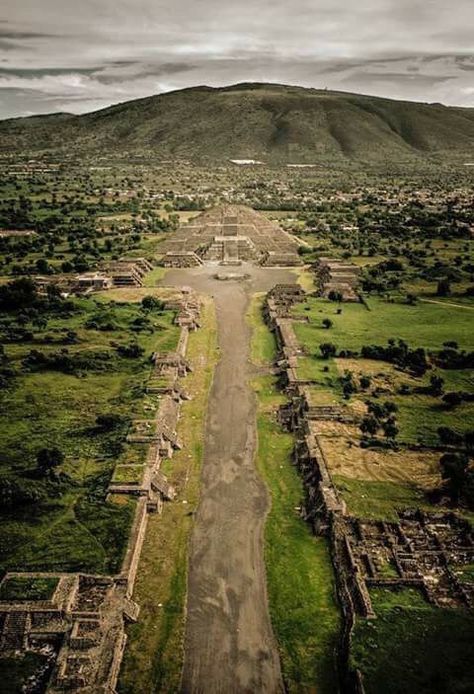 La Calzada de los Muertos en #Teotihuacán 🙌🏽 Ancient Ruins, Tikal, Ancient Aliens, Ancient Architecture, Mexico History, Aztec Culture, Mystical Places, Mayan Ruins, Mexican Culture