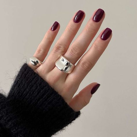 Burgundy Nail Polish, Burberry Nails, Burgundy Nail Designs, Maroon Nails, Fall Manicure, Cherry Nails, Burgundy Nails, Striped Nails, Short Nail