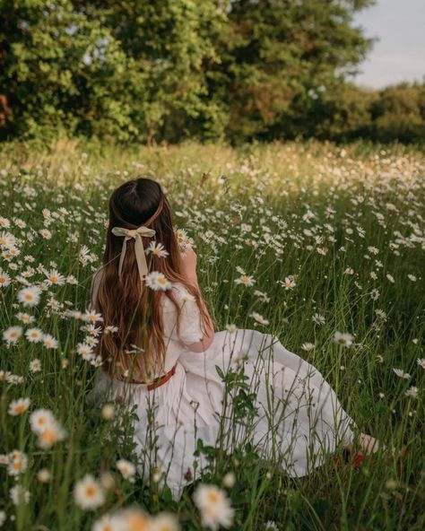 Daisy Field Photoshoot, Girl Back Aesthetic, Daisy Field Aesthetic, Flower Field Photos, Dalia Core, Field Of Flowers Photoshoot, Alexandra Aesthetic, Cottagecore Photos, Daisy Photoshoot